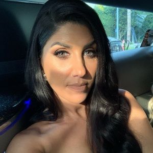 Meet your Posher, Dina